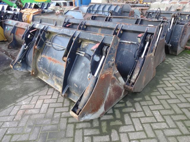 Differtent buckets, Terex