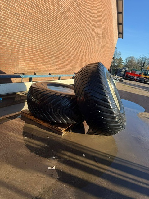 Gazonbanden 650/65-30.5 en 560/60R22.5 met New Holland T5 velgen