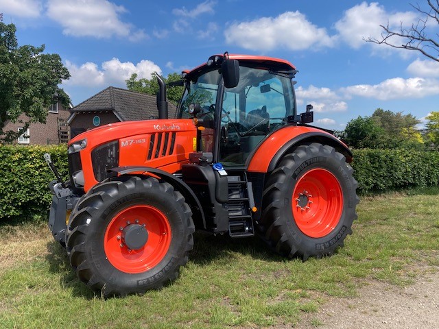 Kubota M7153 acces