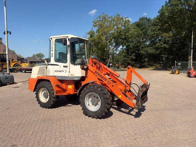 Schaeff SKL 833 Loader